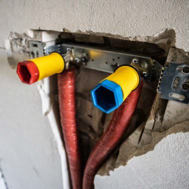 Pinke Montage Wasseranschlüsse