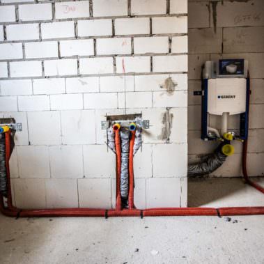 Pinke Montage Wasseranschlüsse